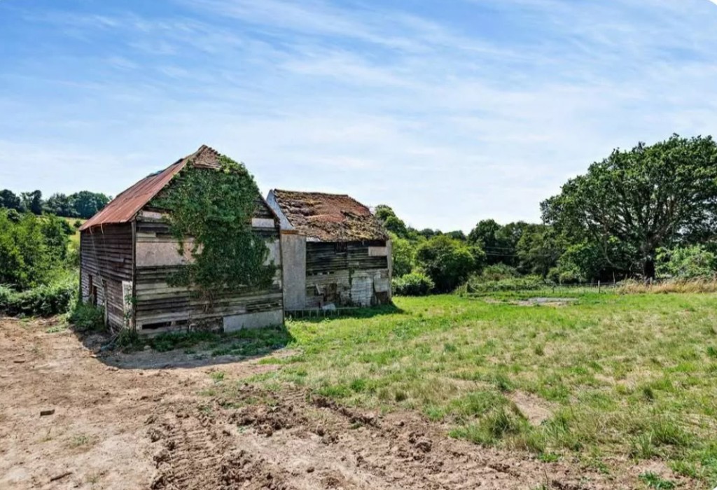 Lot: 130 - BARN WITH PLANNING FOR RESIDENTIAL CONVERSION - External view of the barn